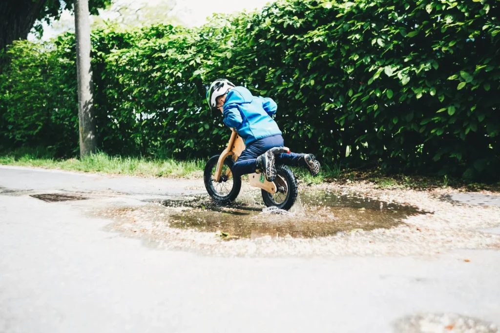 niño montando bicicleta de equilibrio 