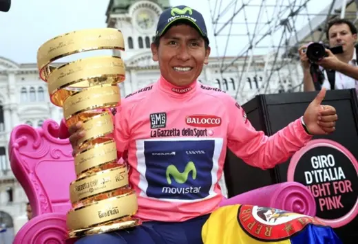 Nairo Quintana con el Trofeo del Giro de Italia, el Senza Fine